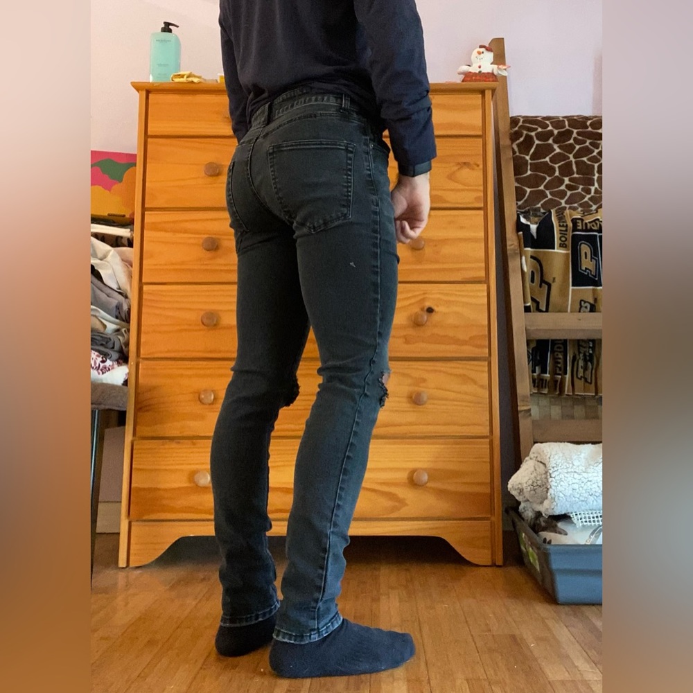 Men’s distressed jeans